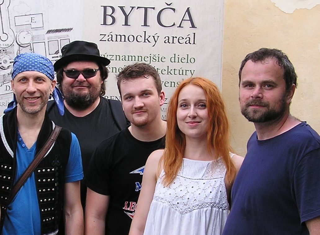 Minulý rok si na BZD zahrala aj skupina Hrzda. Vpravo organizátor Michal Filek